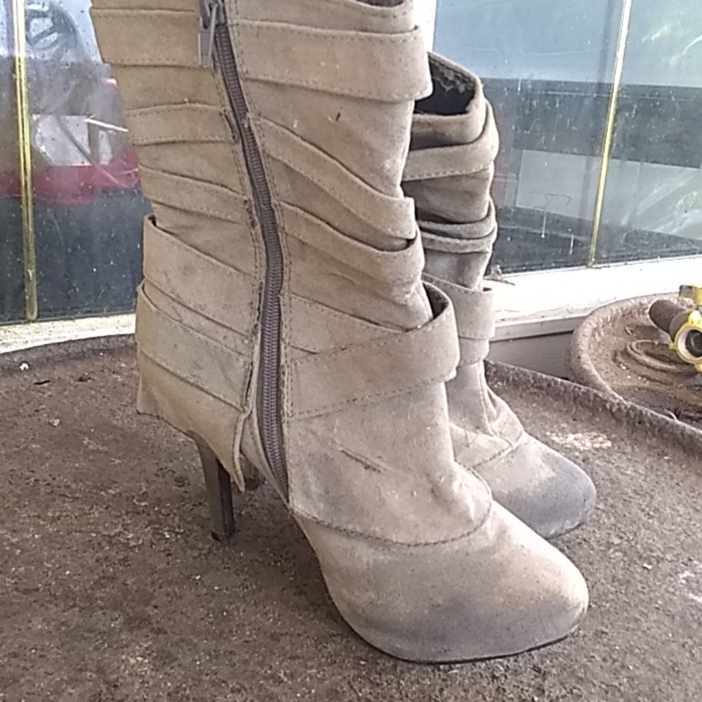 BOOTS